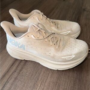 HOKA Women's Clifton 9- size 8.5